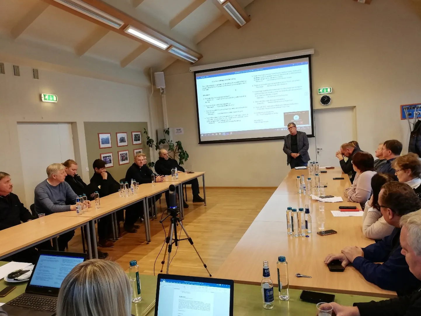Võru vallavolikogu otsust langetamas.