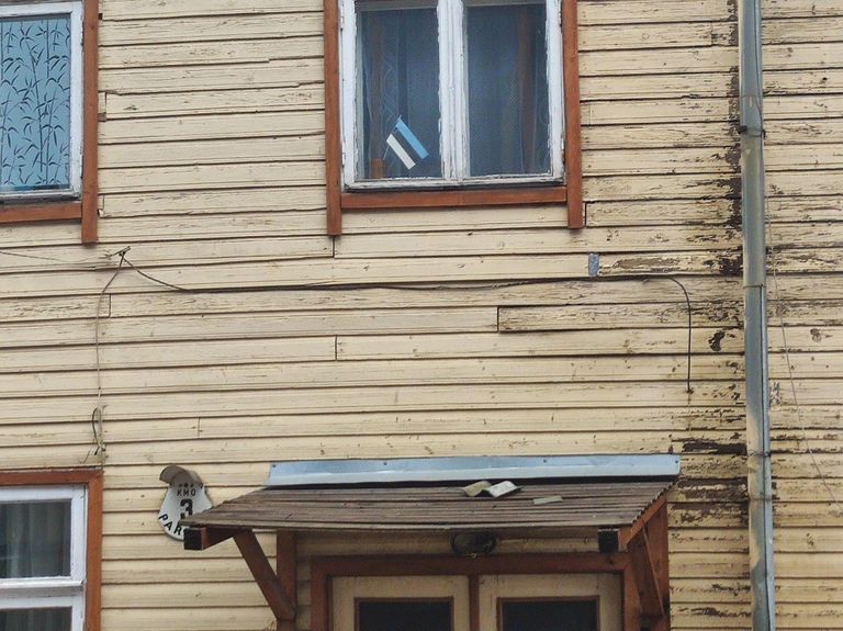 Хотя бы так: на одном из домов нет большого флага, но в окне виднелся маленький эстонский флажок. 