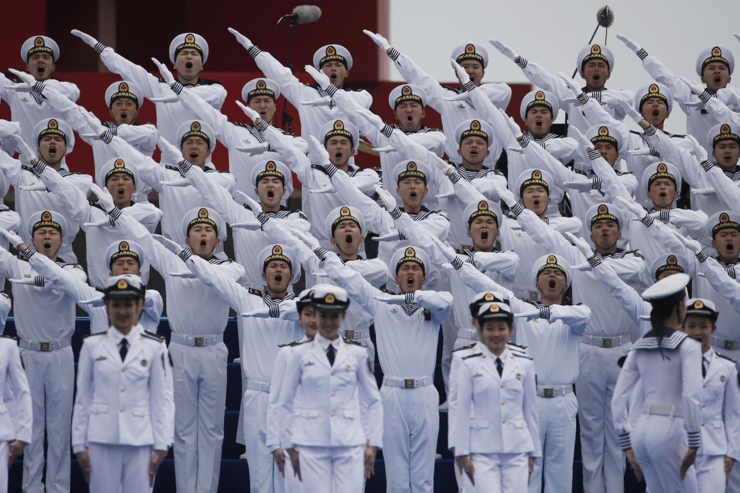 Hiina Rahva Vabastusarmee mereväe sõdurid esinevad laevastiku 70. aastapäeva puhul korraldatud kontserdil Qingdaos.
 