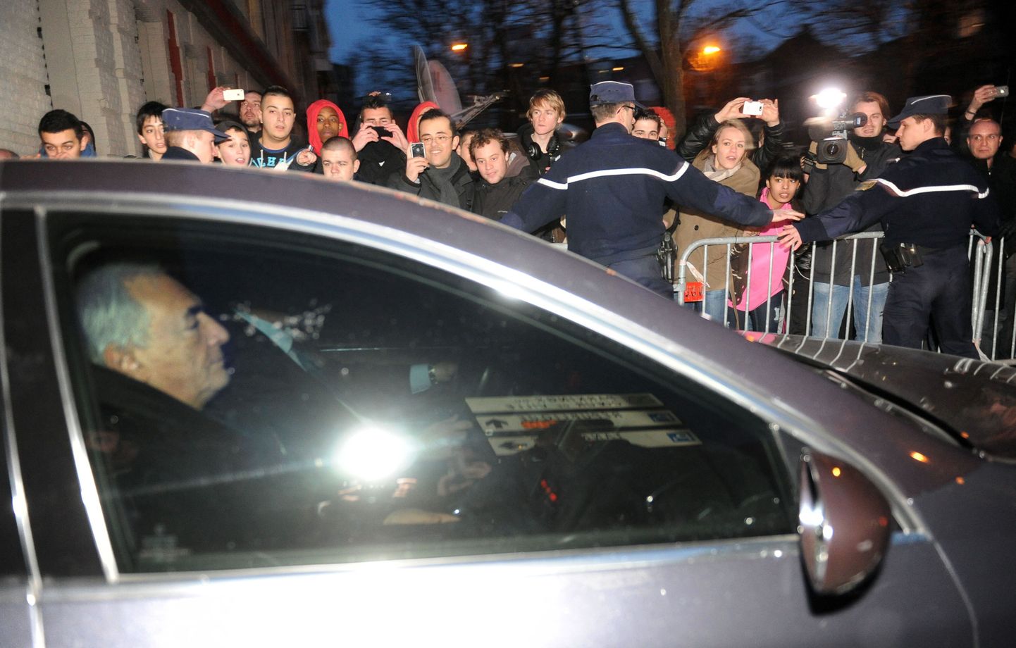 Dominique Strauss-Kahn eile õhtul Lille'i politseijaoskonnast lahkumas.