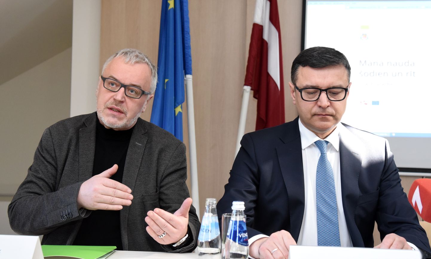 Labklājības ministrijas Komunikācijas nodaļas sabiedrisko attiecību speciālists Egils Zariņš (no kreisās) un labklājības ministrs Jānis Reirs; 2018. gada 28. marts.
