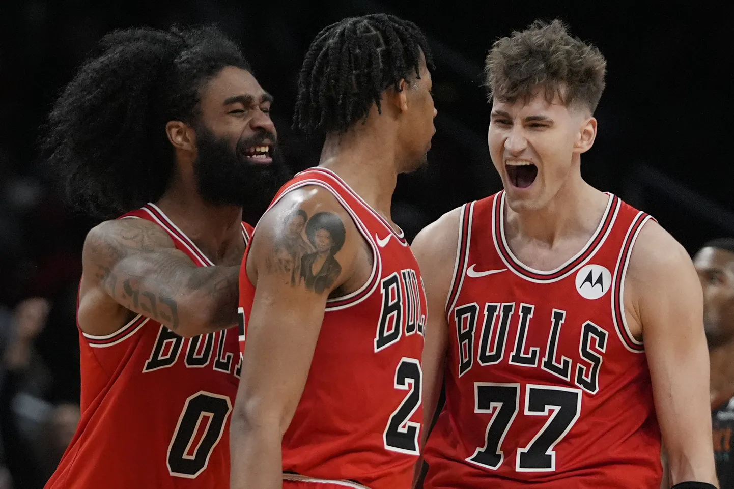Henri Drell (paremal) koos Chicago Bullsi meeskonnakaaslastega NBA mängul.