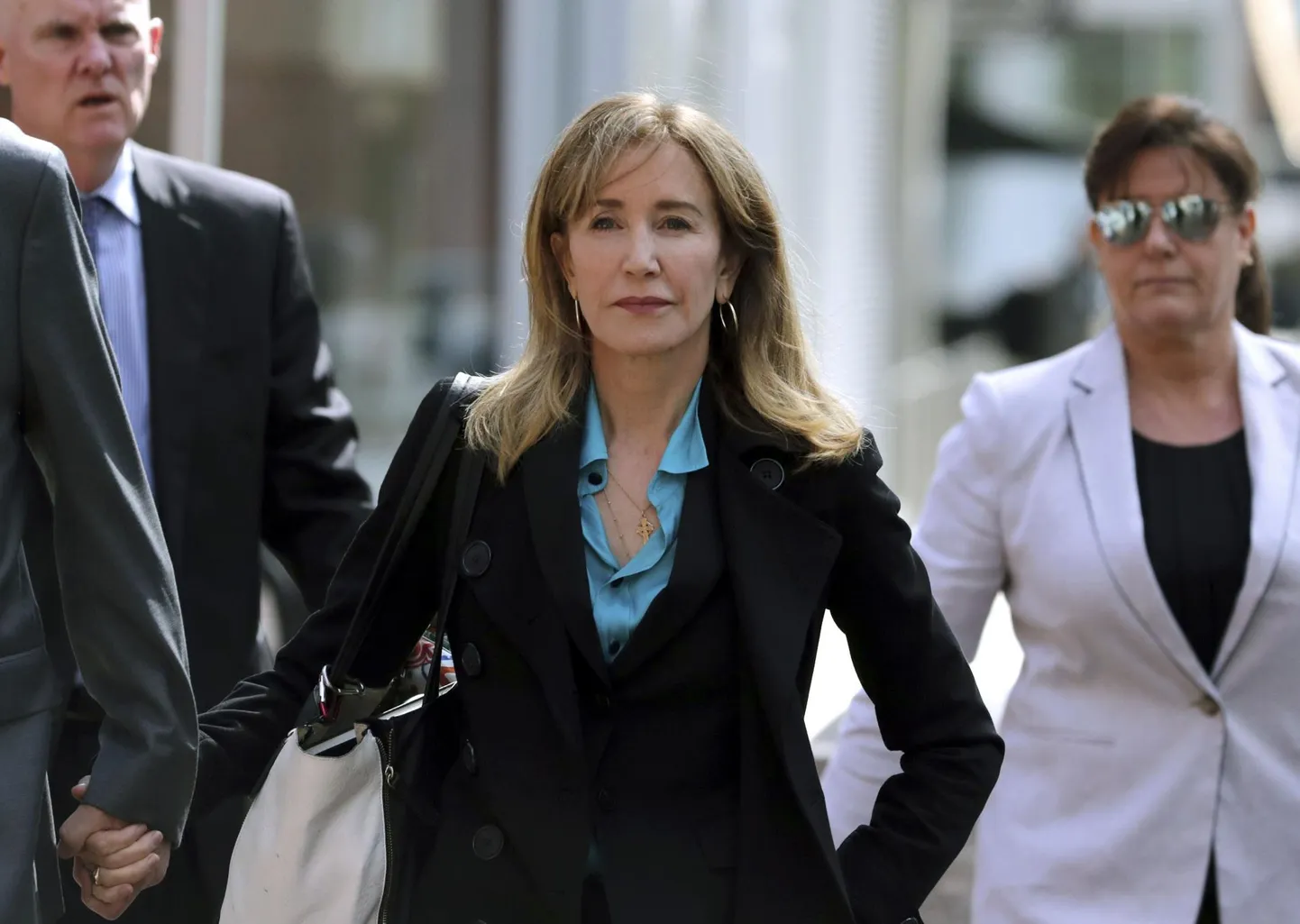 Meeleheitel koduperenaisena üle ilma tuntuks saanud Felicity Huffman võib minna kümneks kuuks vanglaleivale, sest andis 15 000 dollarit altkäemaksu «konsultandile», kes aitas ta tütre testitulemusi võltsida.