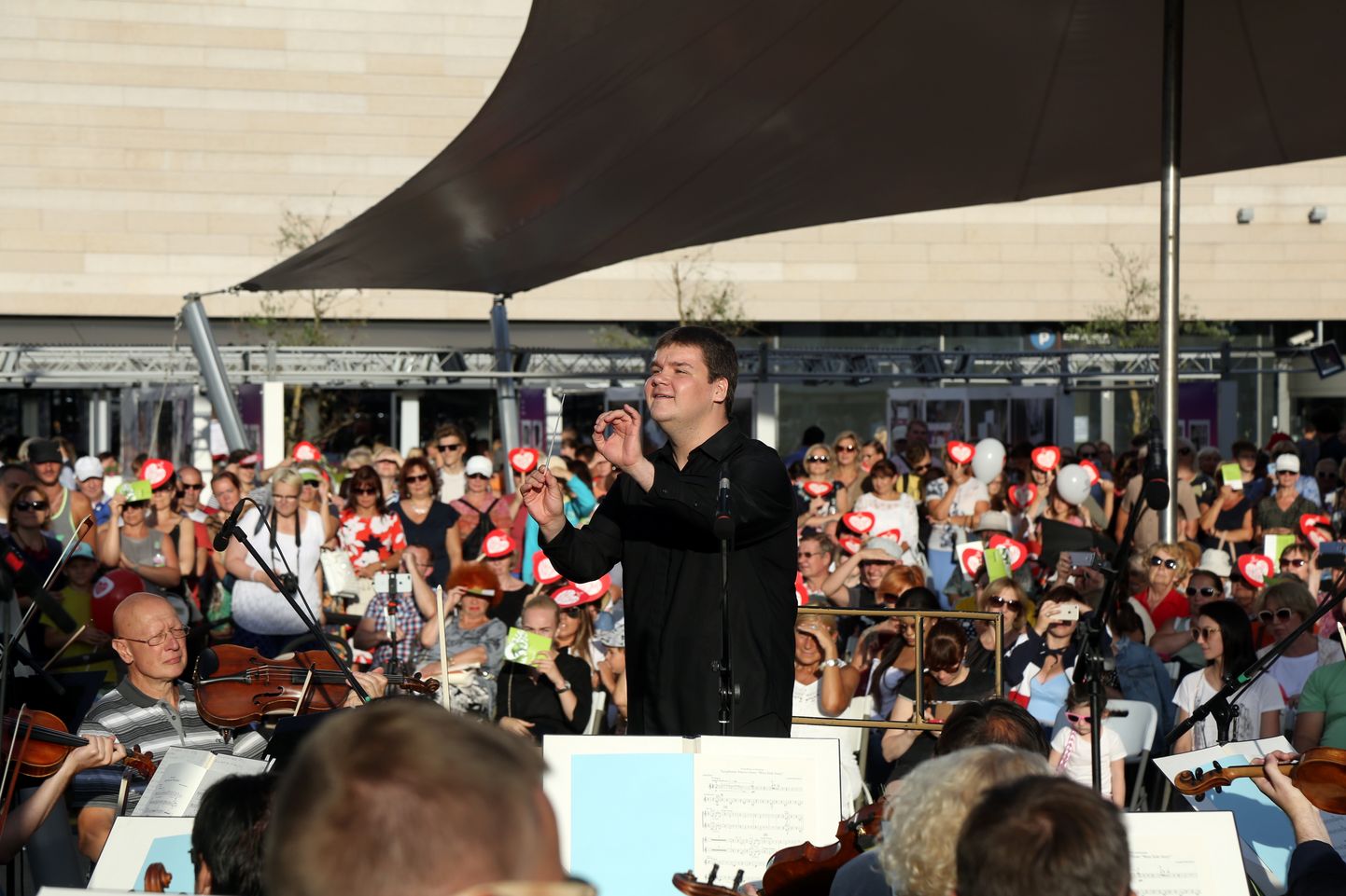 Latvijas Nacionālā simfoniskā orķestra (LNSO) mākslinieciskais vadītājs un galvenais diriģents Andris Poga uzstājas LNSO koncertā Rīgas Centrālās dzelzceļa stacijas laukumā.