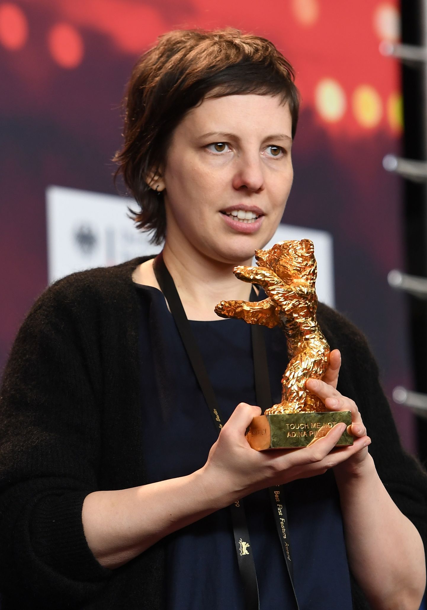 Hellalt hoia mind: Rumeenia režissöör Adina Pintilie sai kätte Berlinale parima filmi Kuldkaru kujukese.