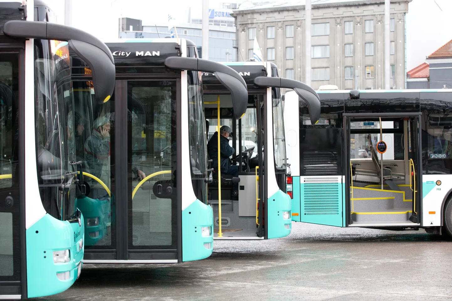 Uute busside demonstratsioon Vabaduse väljakul.