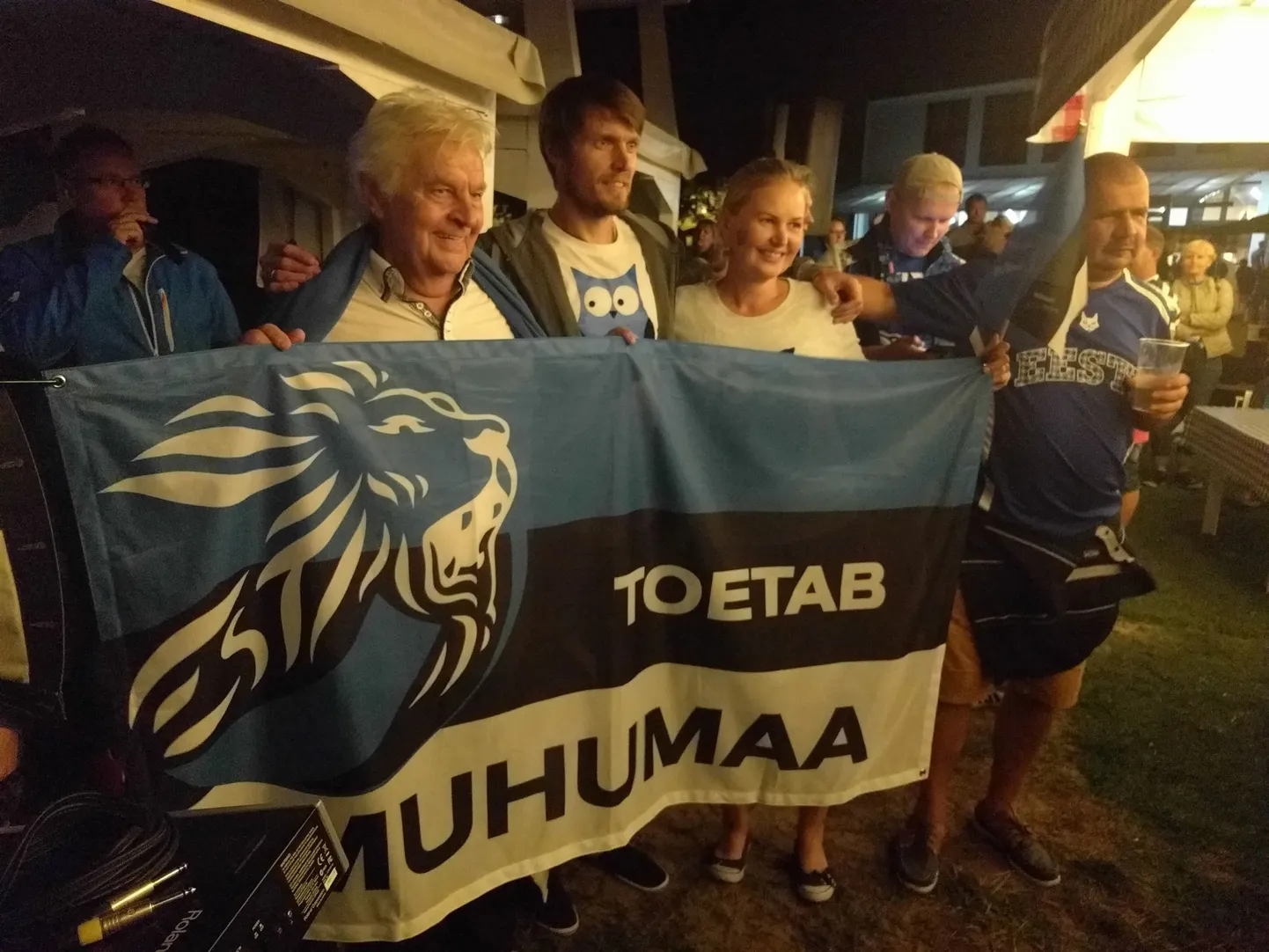 Muhumaalt tulnud võrkpallifännid poseerisid pärast fännialas peetud kontserti kodusaare kõige tuntuma elanikuga.
