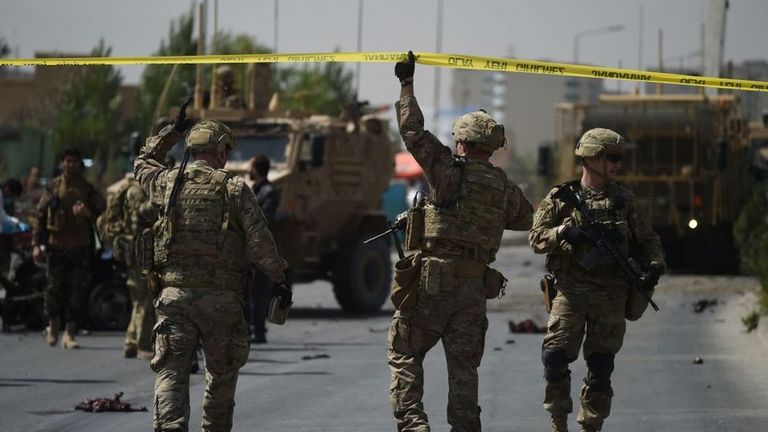 Военные США и НАТО множество раз подвергались нападениям талибов. На фото событие сентября 2017 года, когда на пути следования военной колонны в Кабуле взорвался начиненный взрывчаткой автомобиль