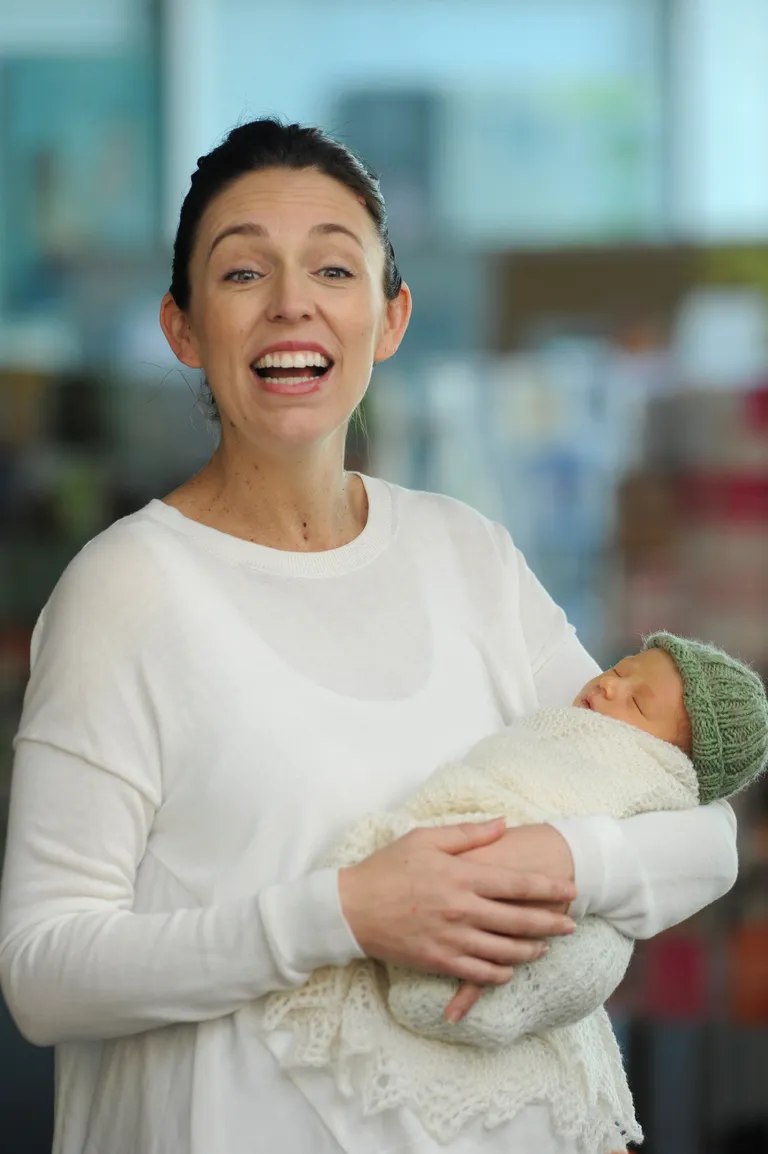 Uus-Meremaa peaminister Jacinda Ardern ja ta elukaaslane, telesaatejuht Clarke Gayford tutvustasid oma tütart