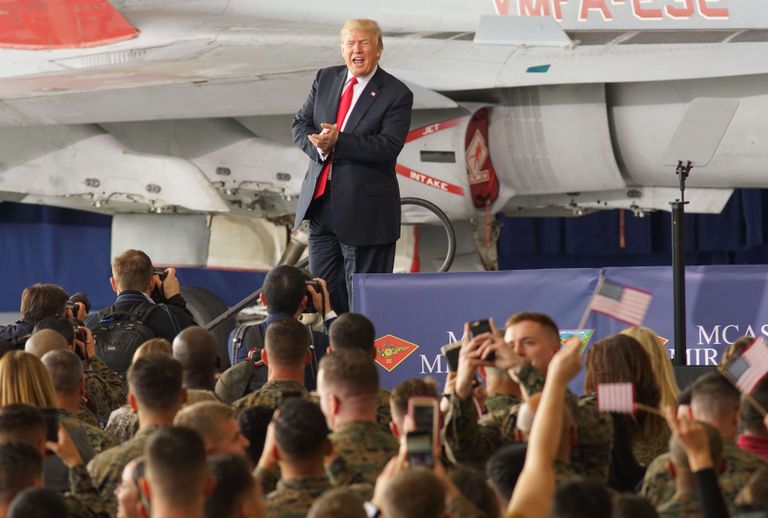 Donald Trump kohtumas USA merejalaväelastega.