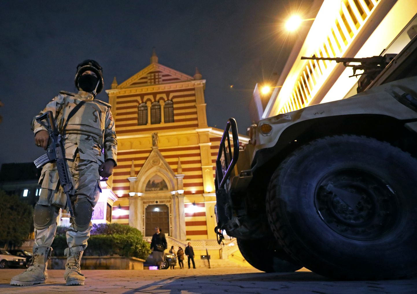 Sõjaväelane Kairo kirikus toimuvat jumalateenistust turvamas.
