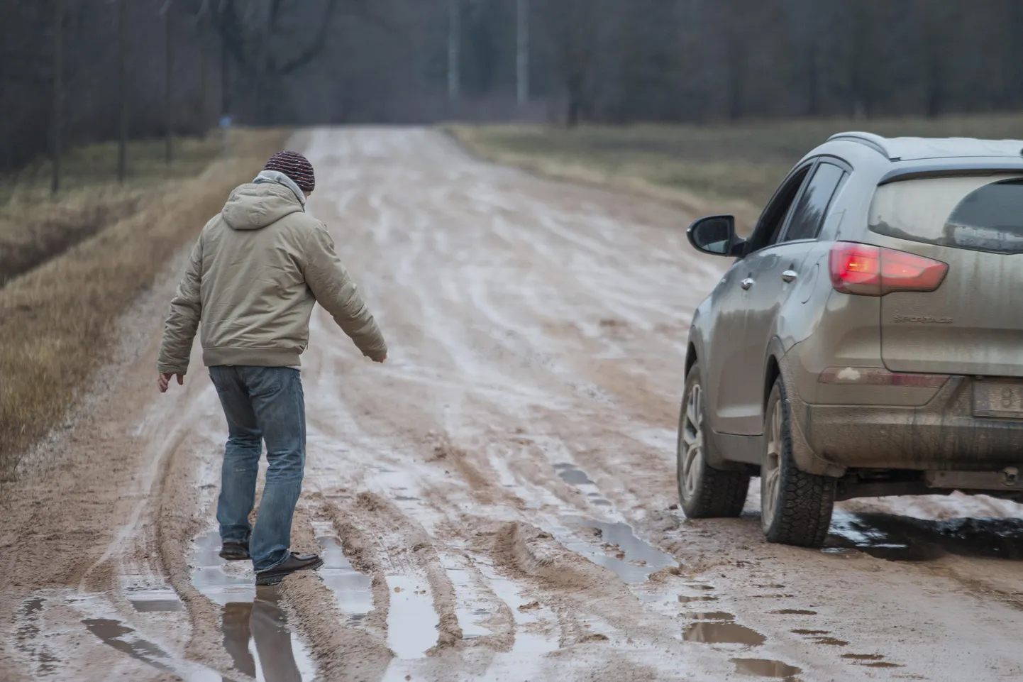 Rimmu ja Uue-Kariste vahel kulgev kruusatee on pildistatud aasta tagasi, kuid samasuguseid olusid võib maakonna teedel näha praegugi.