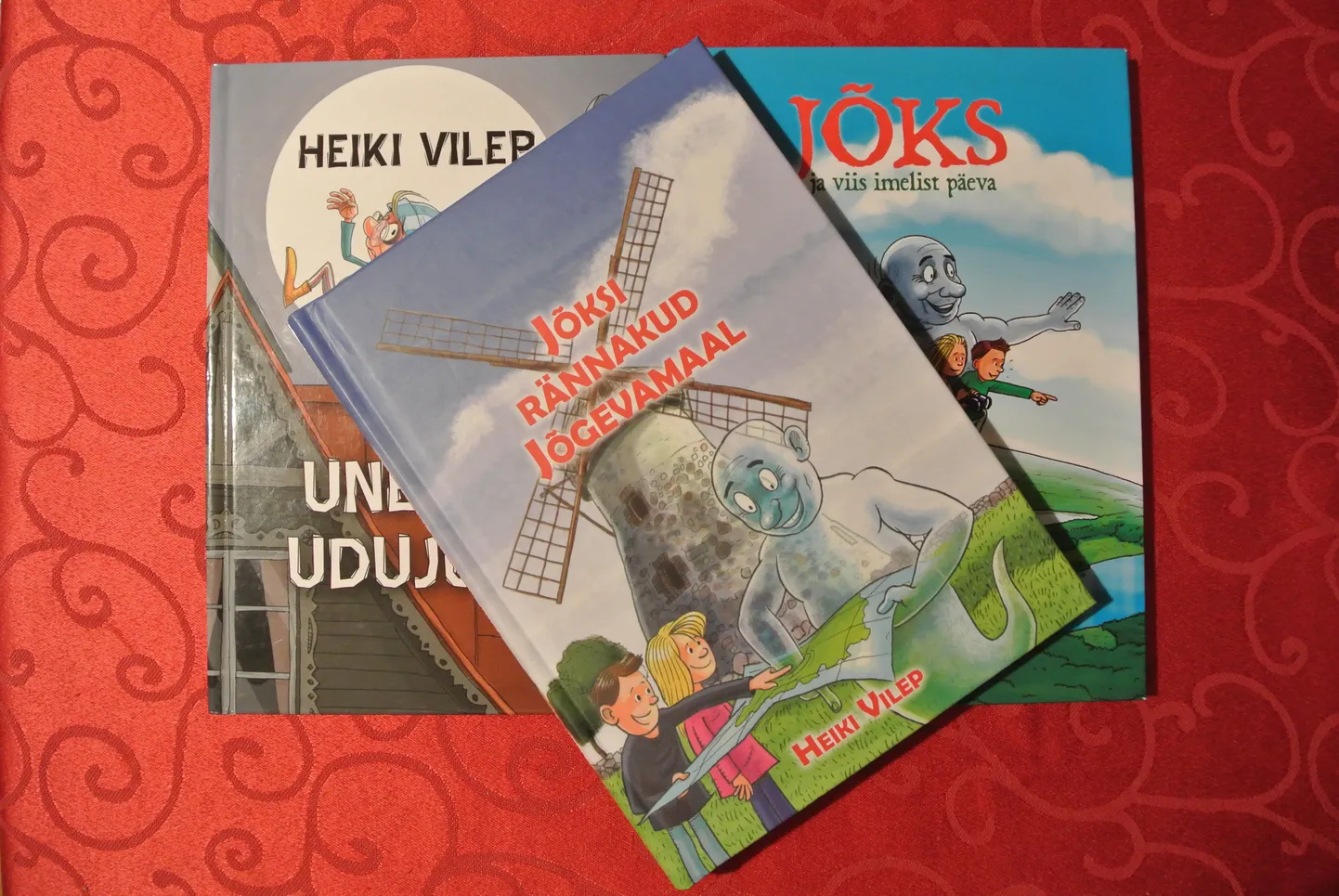 Heiki Vilepi raamatute «Une-Mati udujutud» (vasakult), «Jõksi rännakud Jõgevamaal» ning «Jõks ja viis imelist päeva» kaanepildid on joonistanud Ott Vallik.