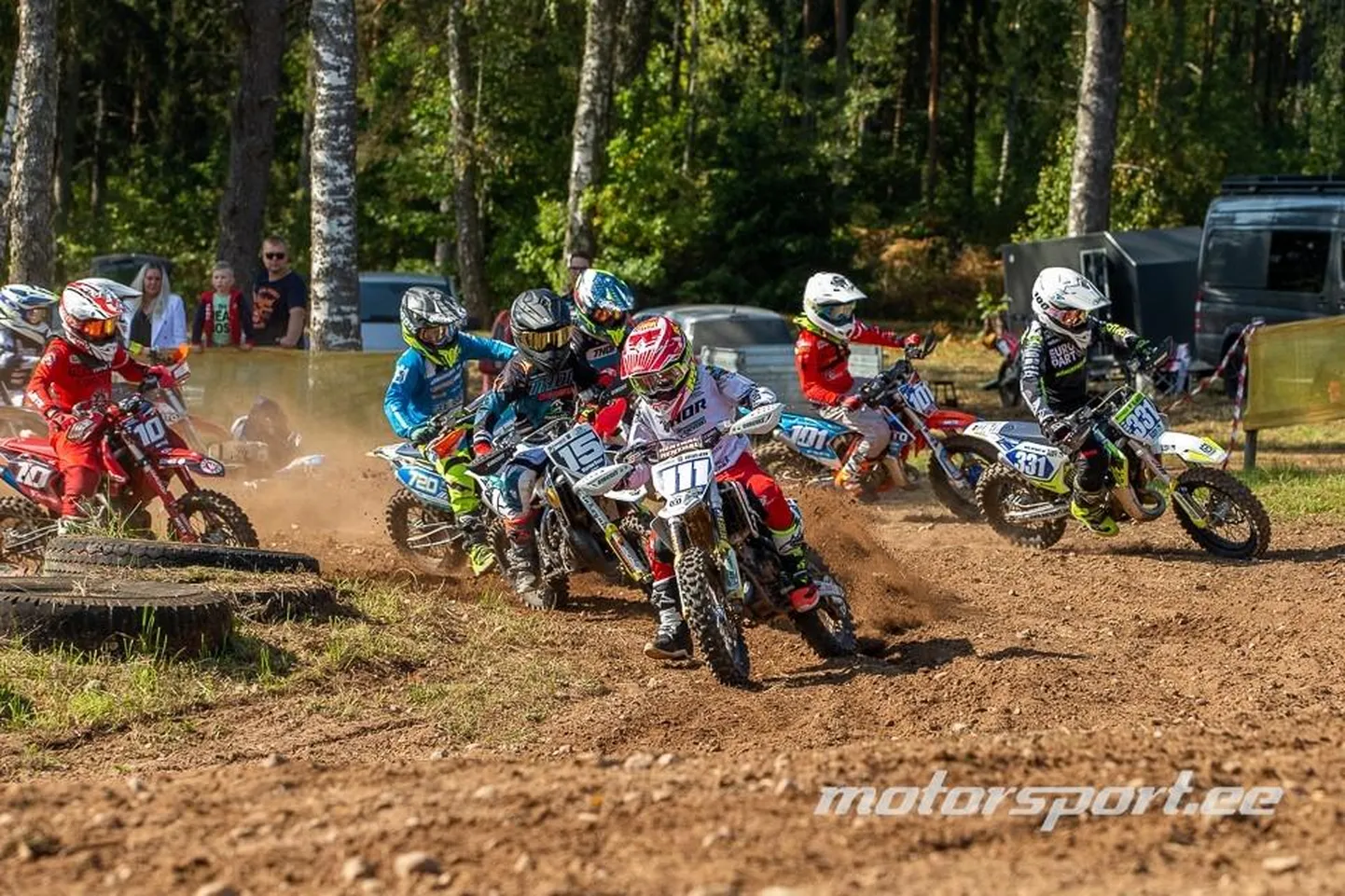 Noored motosportlased sööstavad rajale.