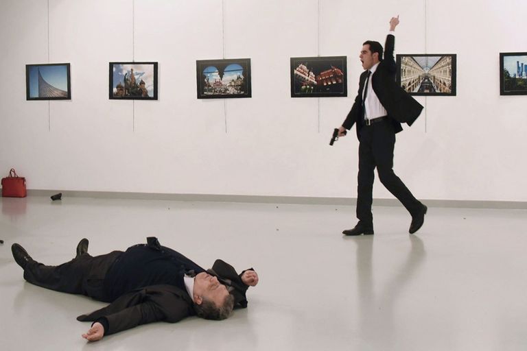 Venemaa suursaadik Türgis Andrei Karlov tapeti kunstinäituse avamisel Ankaras