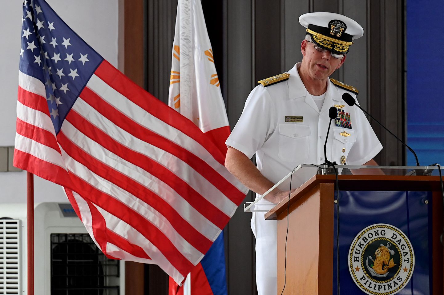 USA 7. laevastiku ülem viitseadmiral Karl Thomas esinemas Manilas Ühendriikide ja Filipiinide ühisõppuse SAMASAMA 2023 avatseremoonial.