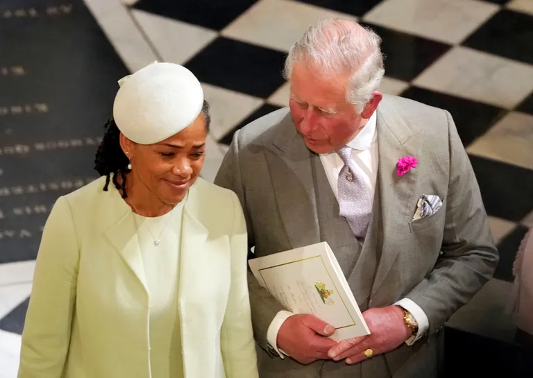 Meghan Markle'i ema Doria Ragland ja prints Harry isa, prints Charles lahkumas 19. mail 2018 pärast Meghani ja Harry laulatust St. George'i kabelist.