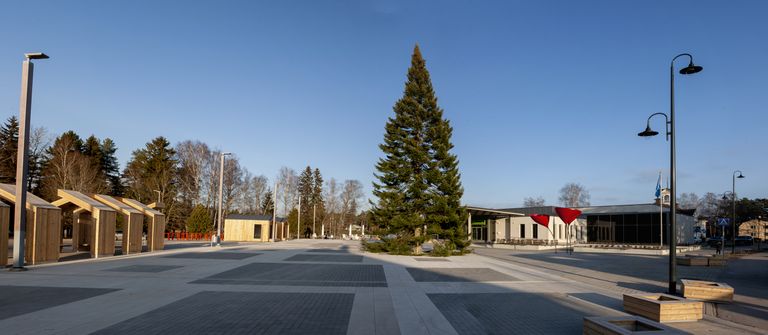 Elva tänavune jõulupuu asub uuel keskväljakul kultuurikeskuse ees.