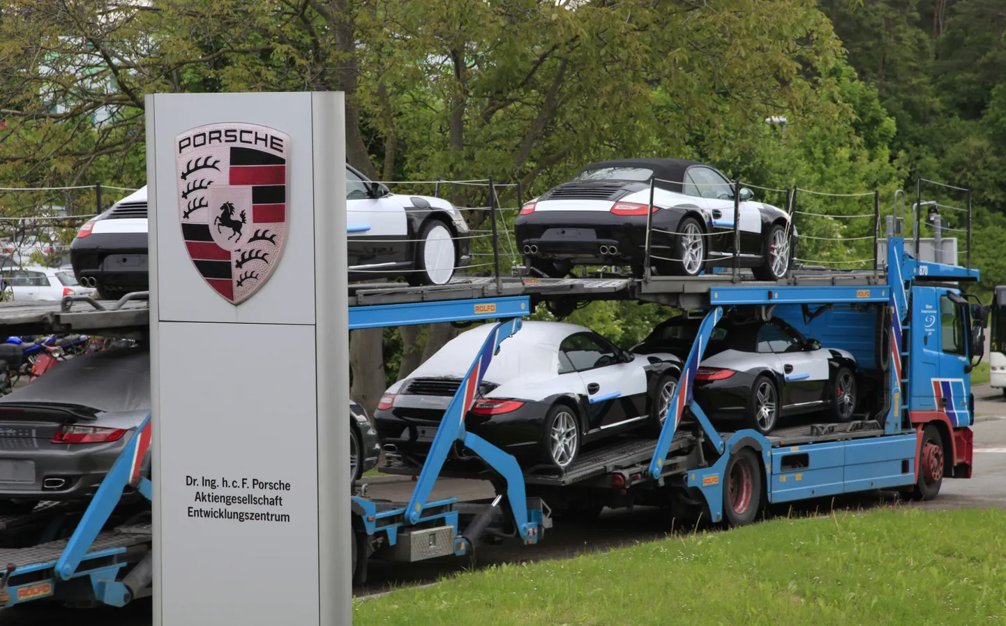Porsched treileril Weissachis Stuttgarti lähedal.