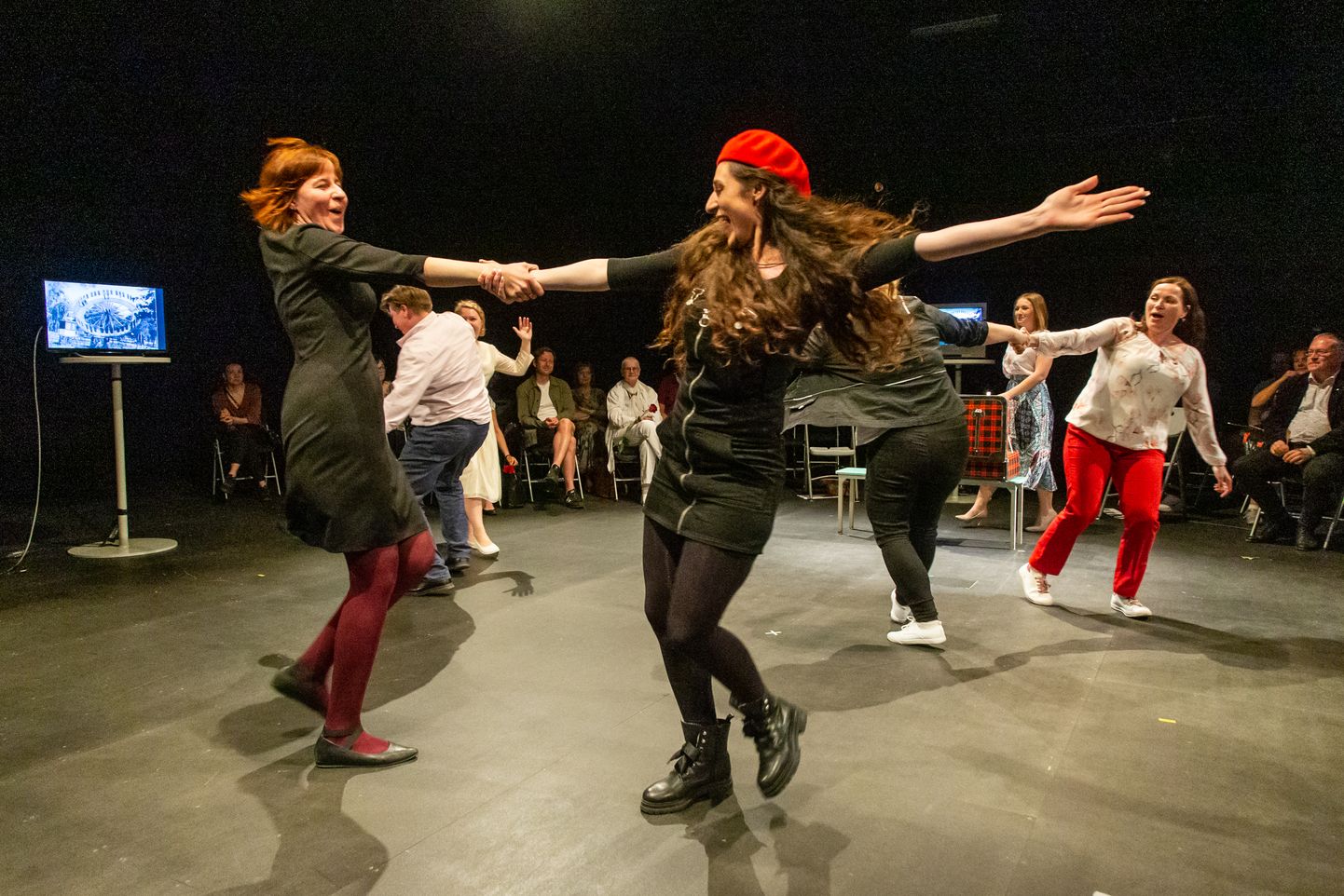 Pille (vasakul) tantsuhoos: teater pakub kogu keha kogemust.