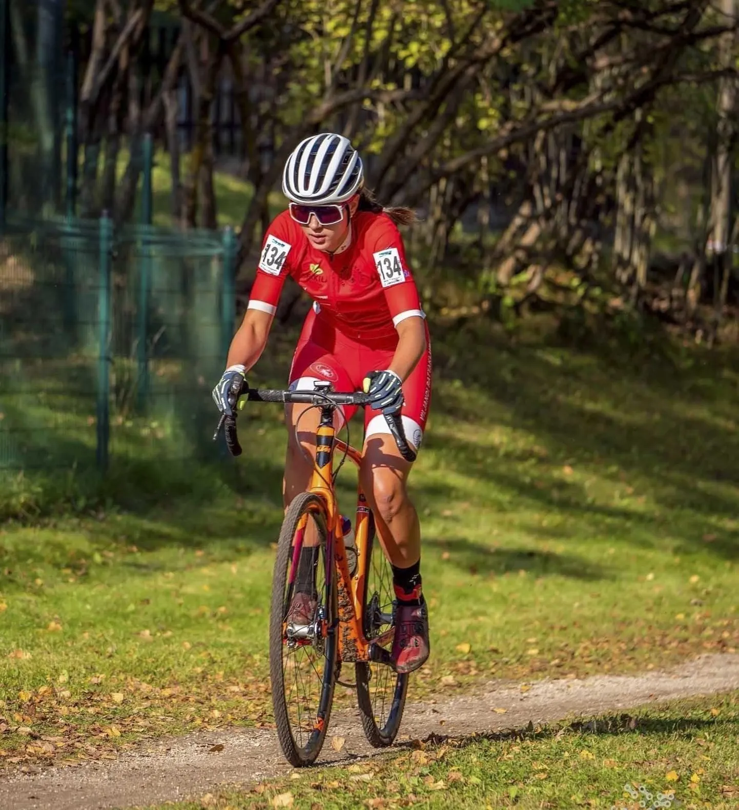 Viljandi rattaklubi esindav Elina Tasane võitis hiljuti RMW Transport CX-i karikasarja. Koos klubikaaslase Kristel Sandra Soonikuga on ta sel nädalal Šveitsi noorte maanteeratturite katselaagris.