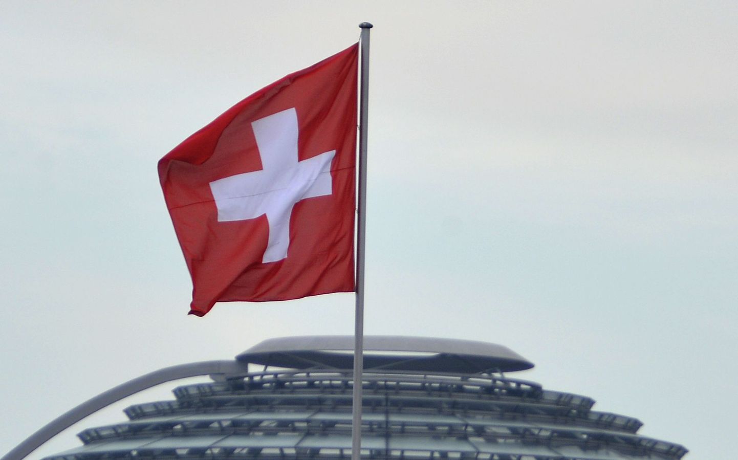Relvastatud isik lasi Šveitsis kolm inimest maha