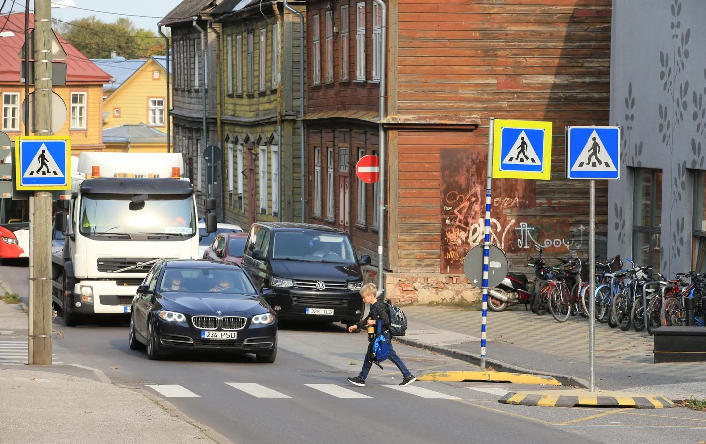 Kroonuaia tänava ülekäigurada Kesklinna kooli ees ületas eile lõuna ajal üks laps teise järel. Ohtliku koha ohutumaks muutmiseks lisandus sebrale hiljuti teinegi ohutussaar pärast seda, kui üks lapsevanem seal teed ületanud õpilast autoga tagurdades riivas.