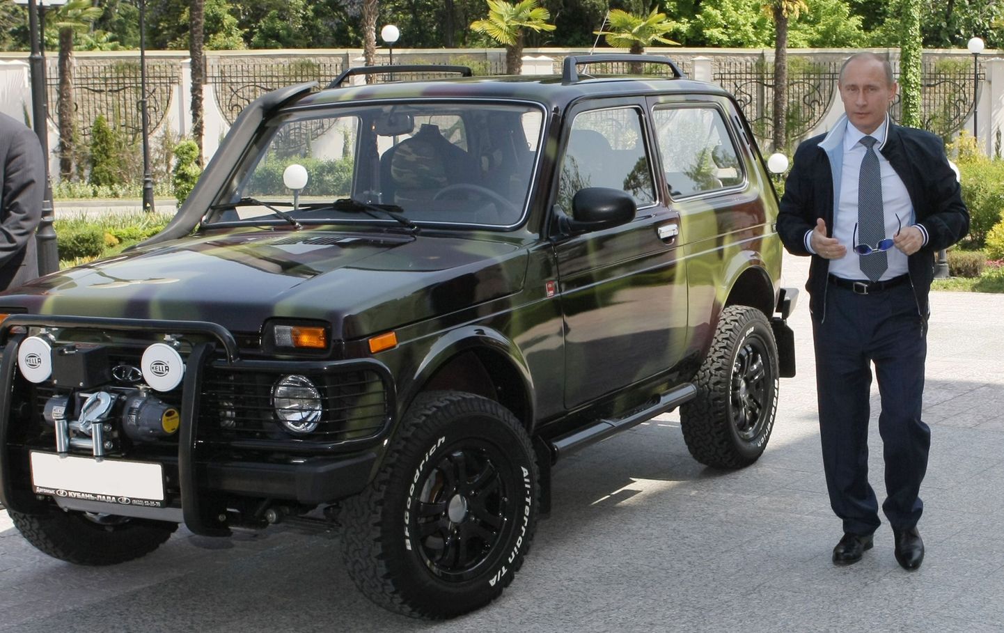 Peaminister Vladimir Putin tutvustab meediale Sotšis oma uhiuut autot Niva SUV, mille ta ostis mais spetsiaalselt AvtoVAZi toetamiseks.