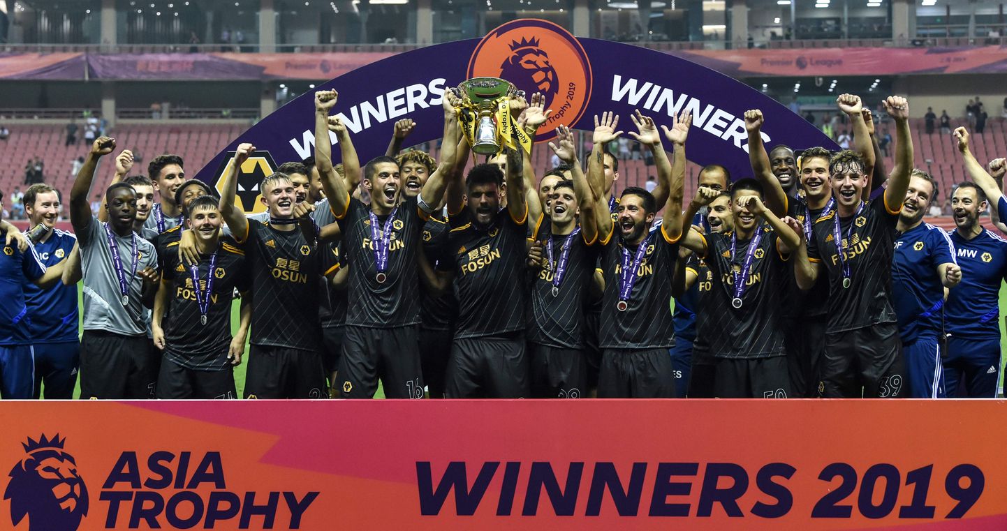 Wolverhampton Wanderers tähistamas Premier League'i Aasia Trofee võitu.