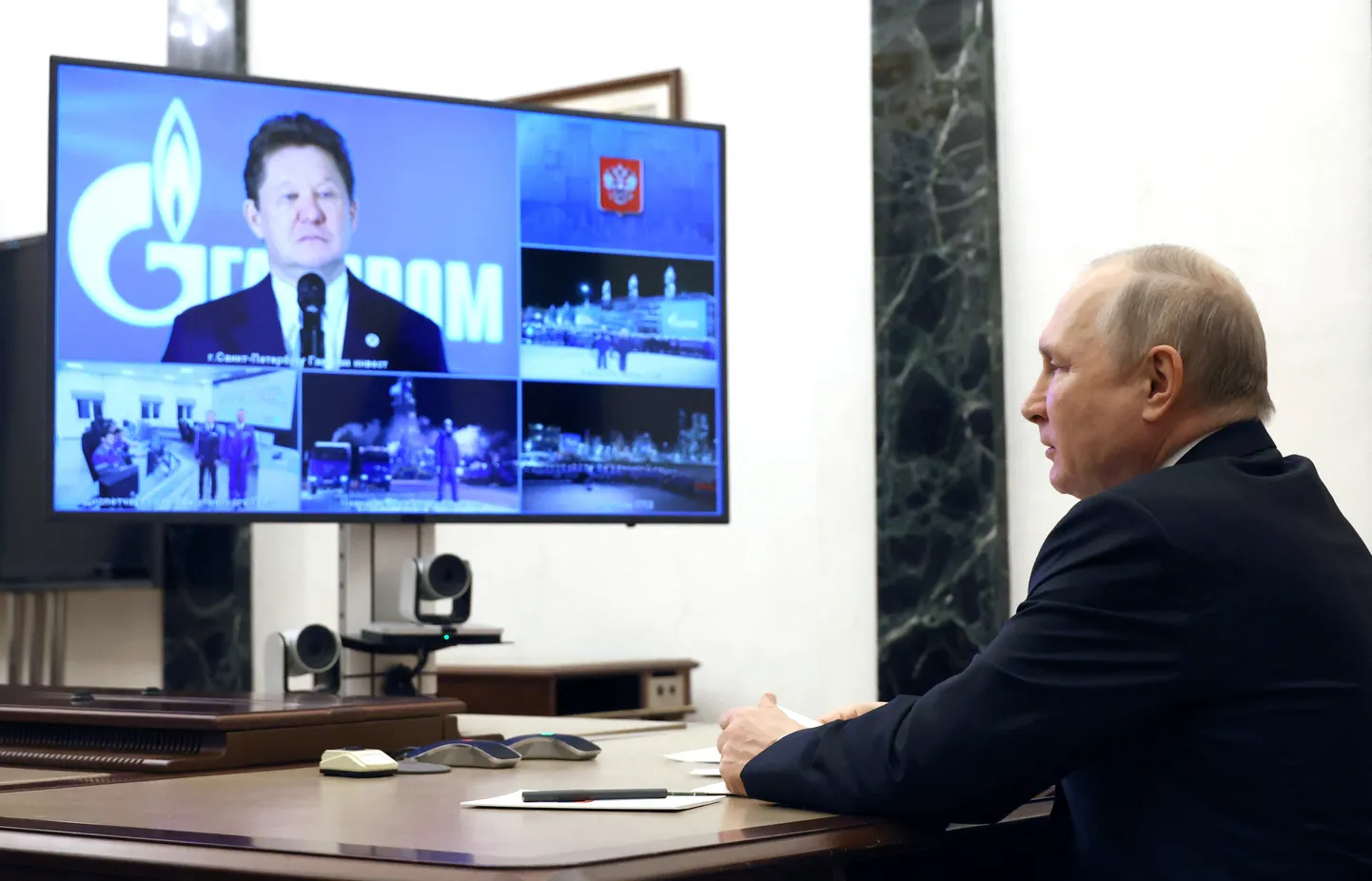 Владимир Путин по видеосвязи общается с главой «Газпрома» Алексеем Миллером.
