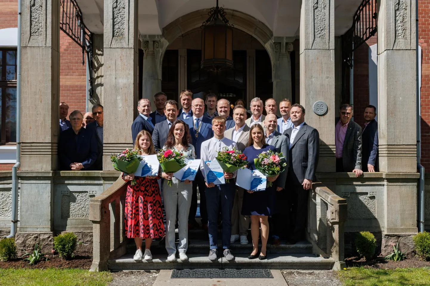 Pärnu Rotary klubi andis Ammende villas välja noortefondi stipendiumid.