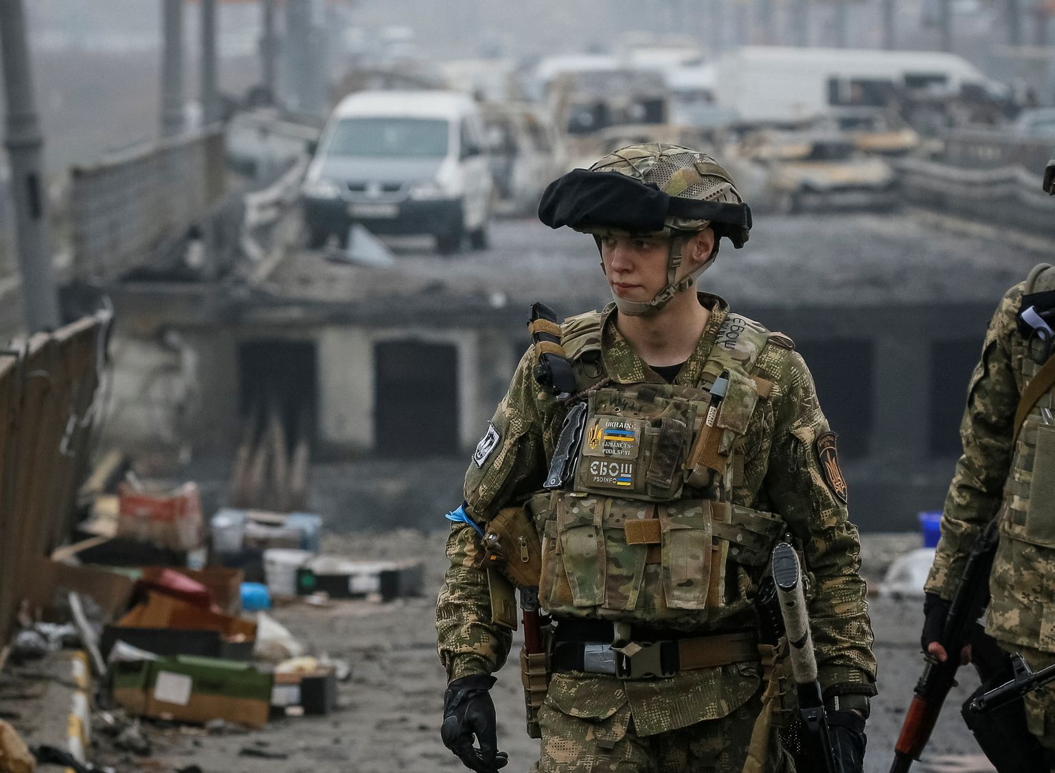 Ukraina sõdur eile Kiievi lähedal Irpinis purustatud silla kõrval.