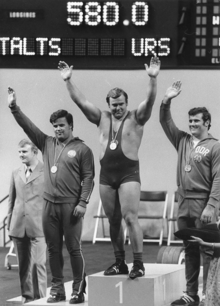 Olümpiavõitjana Münchenis publikut tervitamas. Taltsist vasakul Aleksandar Kraitšev ning paremal Stefan Grützner (1972).