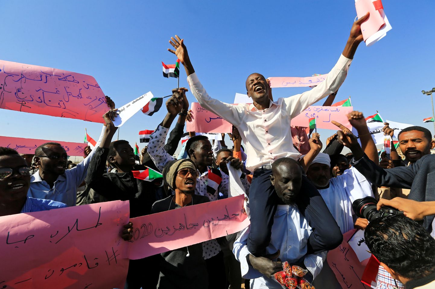 Eile kogunesid Sudaani pealinnas Hartumist valitsusmeelsed, kellele president Bashir esines sütitava kõnega. Pilt on illustreeriv.