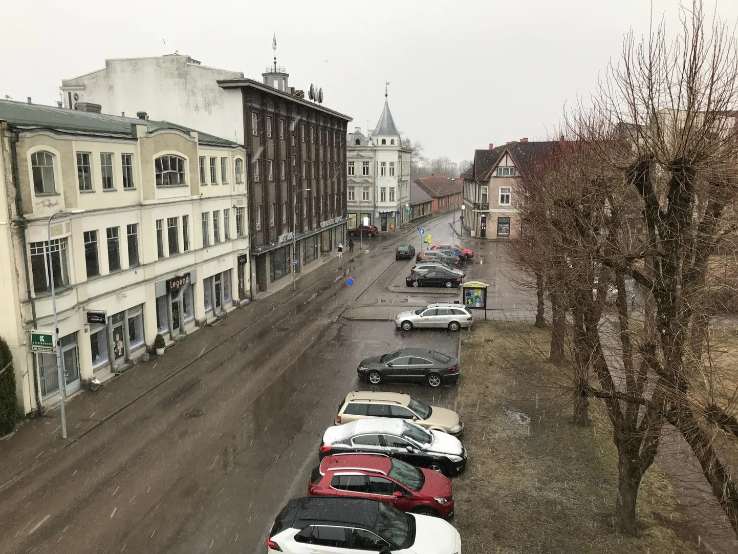 Kella 16.30 ajal paistsid ilmaolud Sakala toimetuse rõdult vaadates üsna trööstitud.