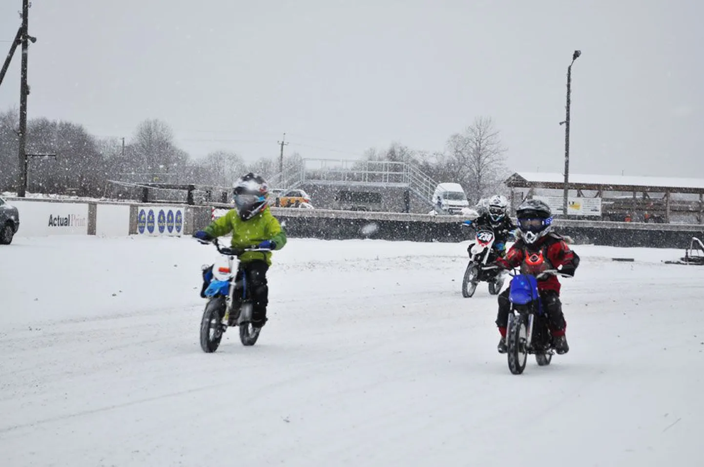 Motokrossipisiku ja Ranna Speedway koostöös korraldati eile Harjumaal Tabasalu speedway’l «Talvine tsiklimöll lastele».