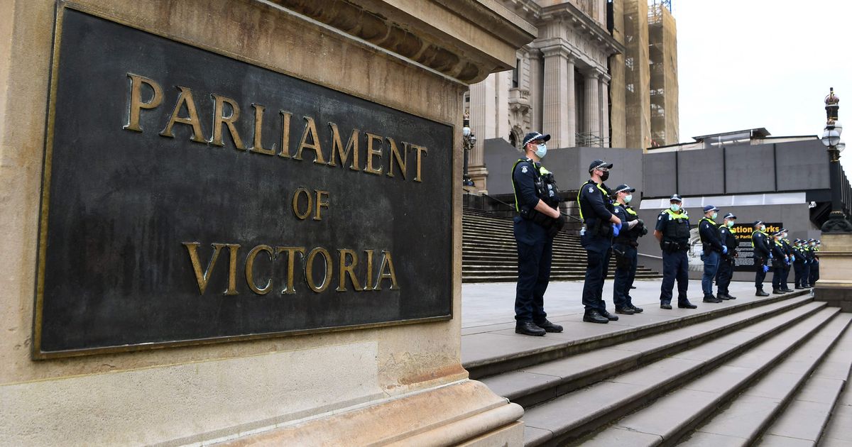 KOHATU PILDITÖÖTLUS ⟩ Austraalia telekanal suurendas fotol naispoliitiku rindu ja pani talle selga nabapluusi