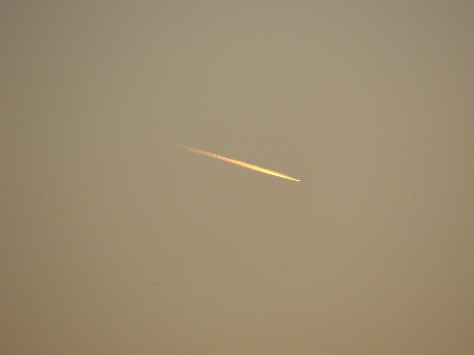 Meteorīts debesīs. Ilustratīvs attēls.