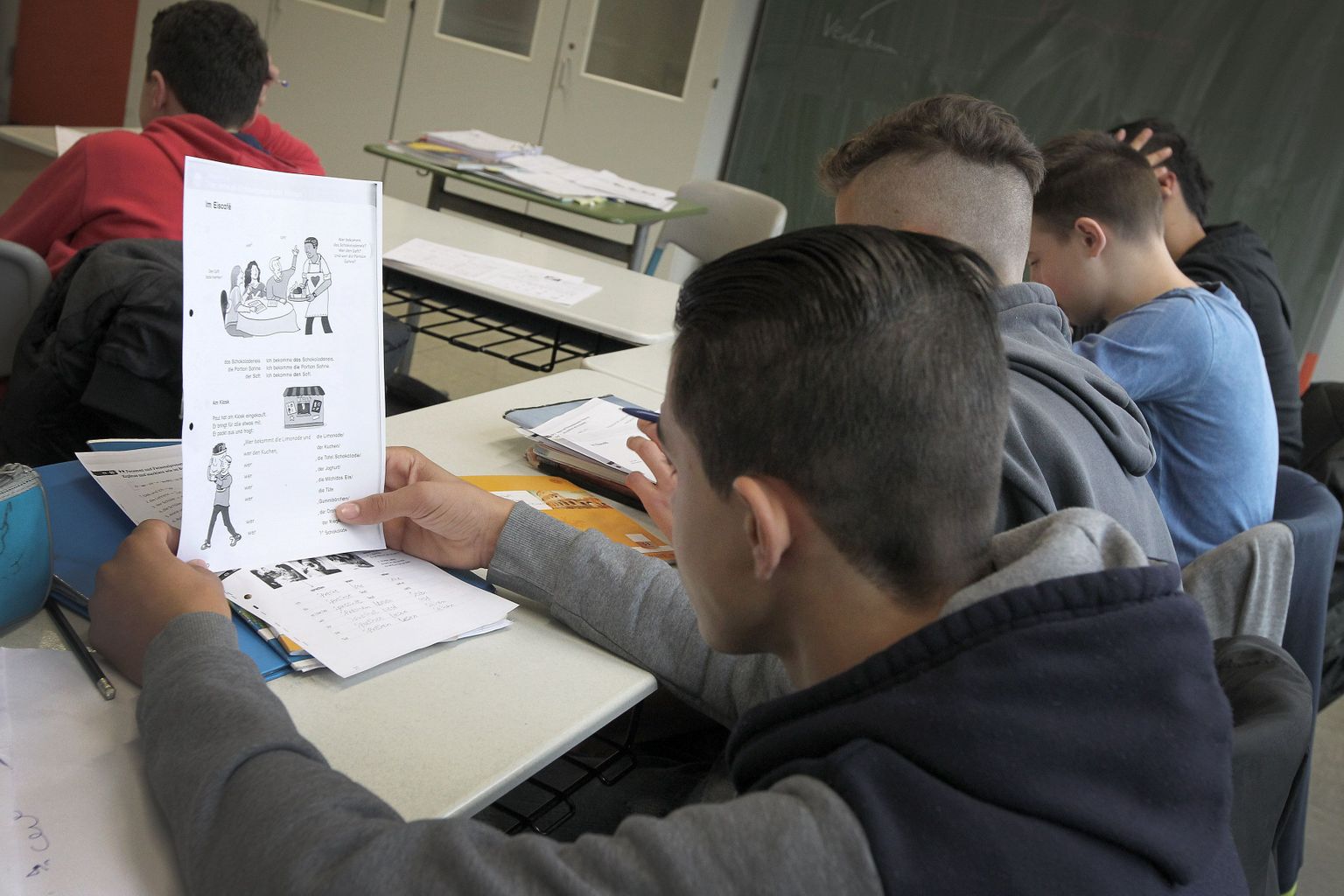 Heinrich-von-Brentano- nimelises koolis õppivad noored põgenikud.