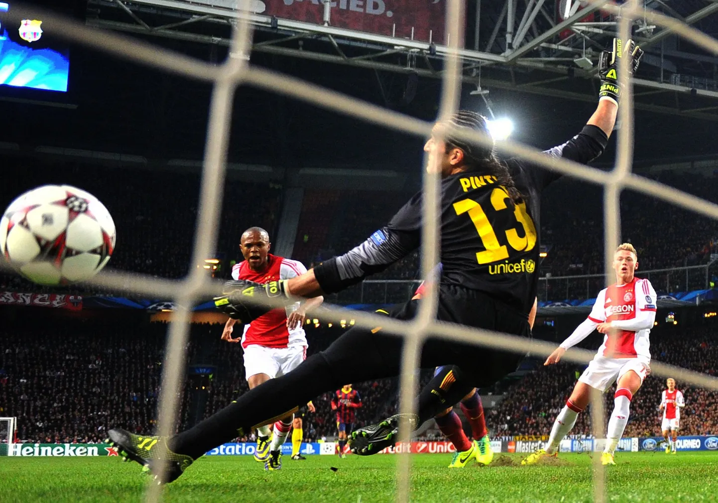 Мяч влетает в ворота "Барселоны" после удара Сереро.