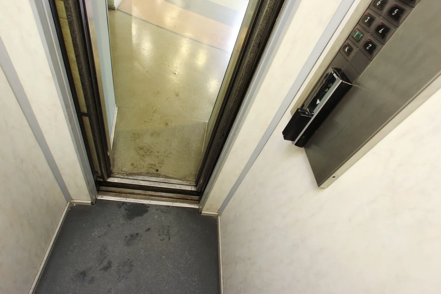 Statistikaametis kukkus lift koos maja külastajaga teiselt korruselt esimesele.