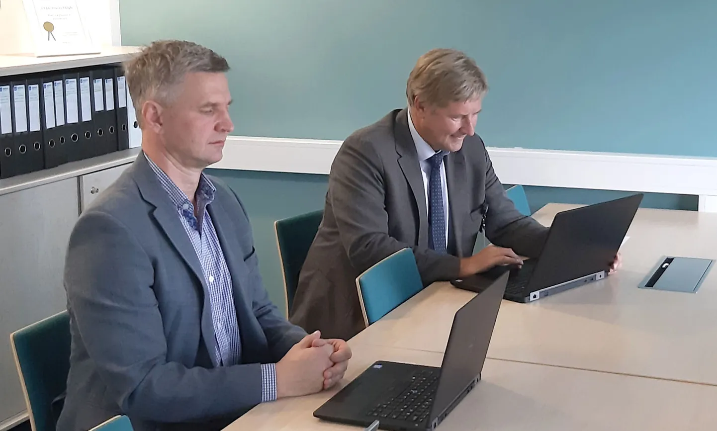 Председатель правления "Astlanda Ehitus" Каупо Колсар и председатель правления Ида-Вируской центральной больницы Тармо Баклер подписали строительный договор дигитально.