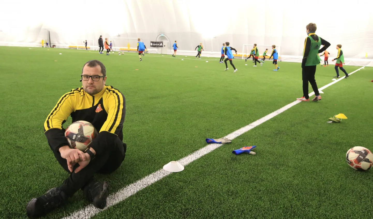 Mõni päev tagasi Annemõisa jalgpallihallis poistele trenni teinud FC Heliose noortetöö juht ja noortetreener Urmo Viickberg nentis, et klubile on seal viiest treeningtunnist nädalas vähe ja hallis oleks vaja ka rohkem mänguruumi.