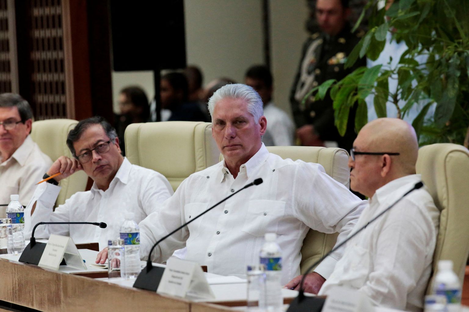 Kõneluste kolmandat vooru vahendanud Kuuba president Miguel Diaz-Canel istub Colombia presidendi Gustavo Petro ja ELN-i juhi Antonio García vahel. Kuuba pealinnas Havannas sõlmisid ELN ja Colombia valitsus kuue kuu pikkuse relvarahu.