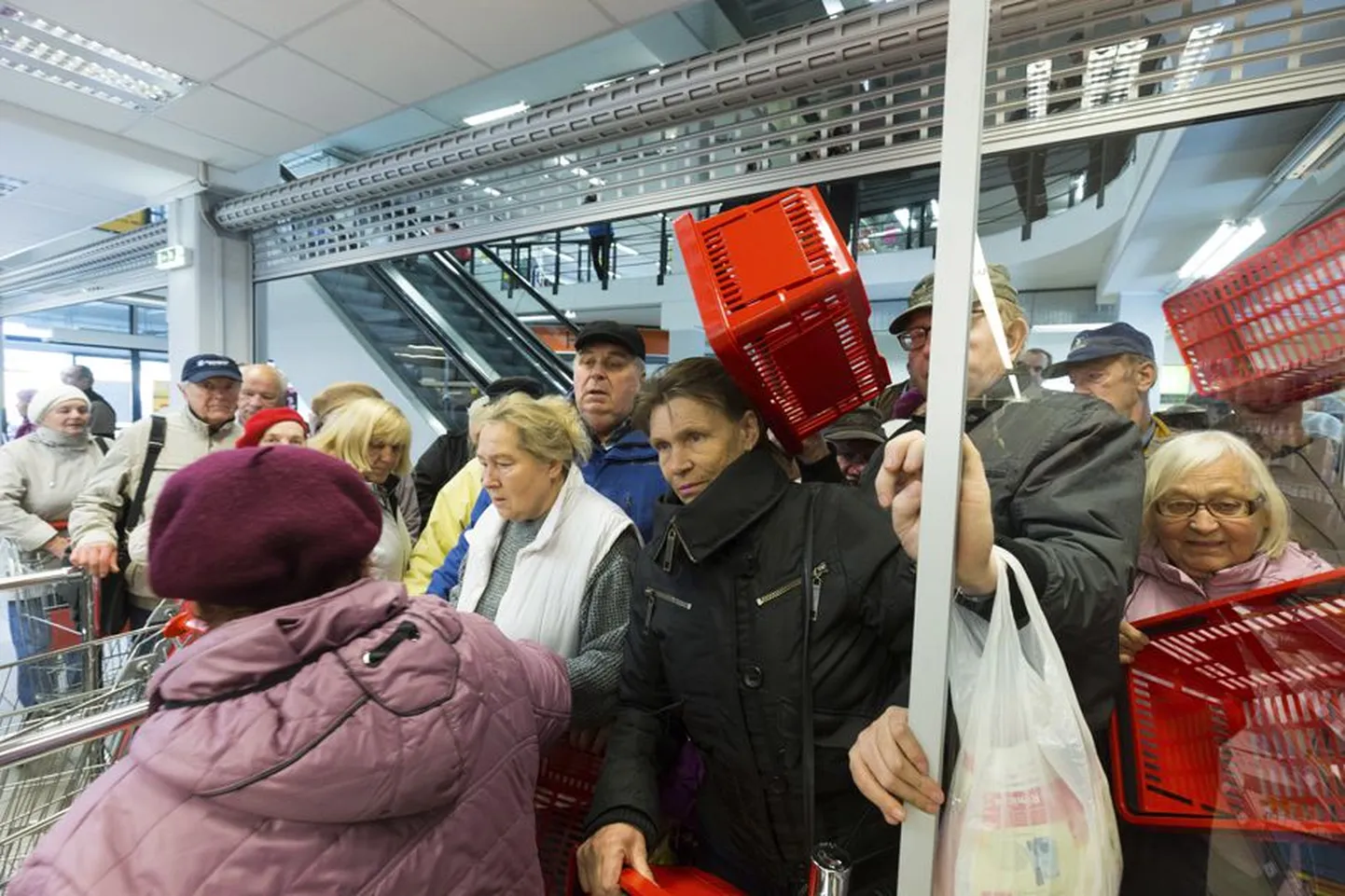 Grossi toidupoe avamisel tekkis uudistajatest sissepääsukoridoris nii suur ummik, et oli oht lausa ostukorviga vastu pead saada.