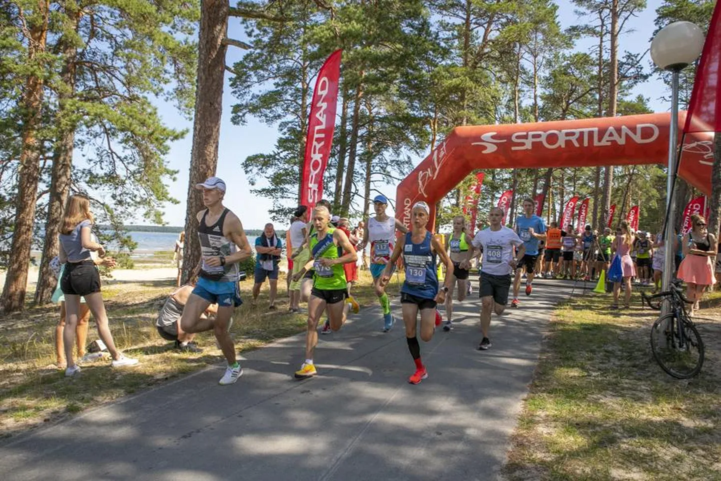 Südasuve Challenge’i hilisem võitja Bert Tippi (rohelises) ja kiireim naine, veel juunioride klassi kuuluv Elis Lillmets (rohelises taga) pääsesid intervallstardist võistlusel rajale samas stardigrupis.