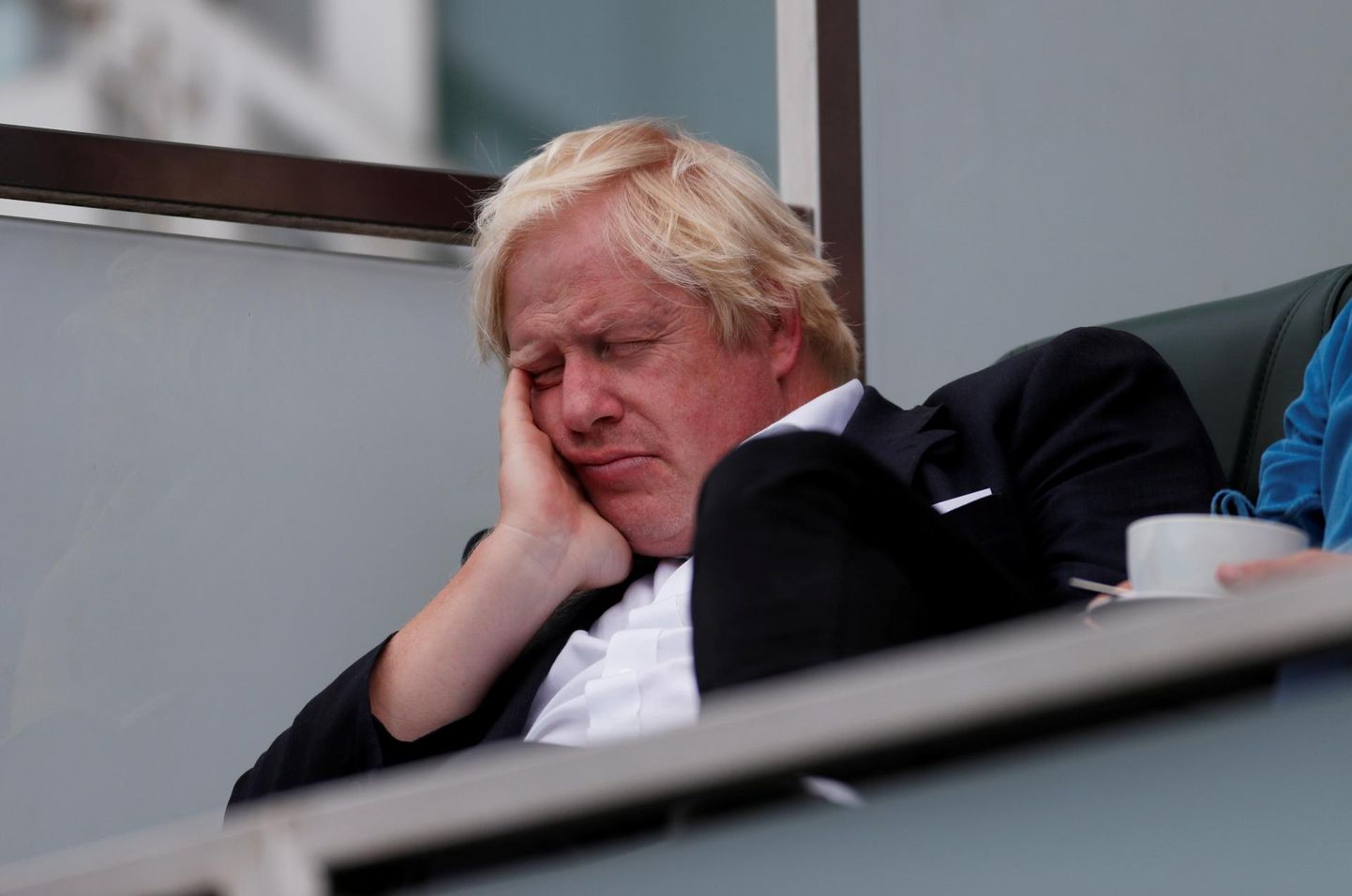 Boris Johnson lubas laupäeval Londonis Inglismaa ja India kriketimatši ajal endale väikese uinaku.