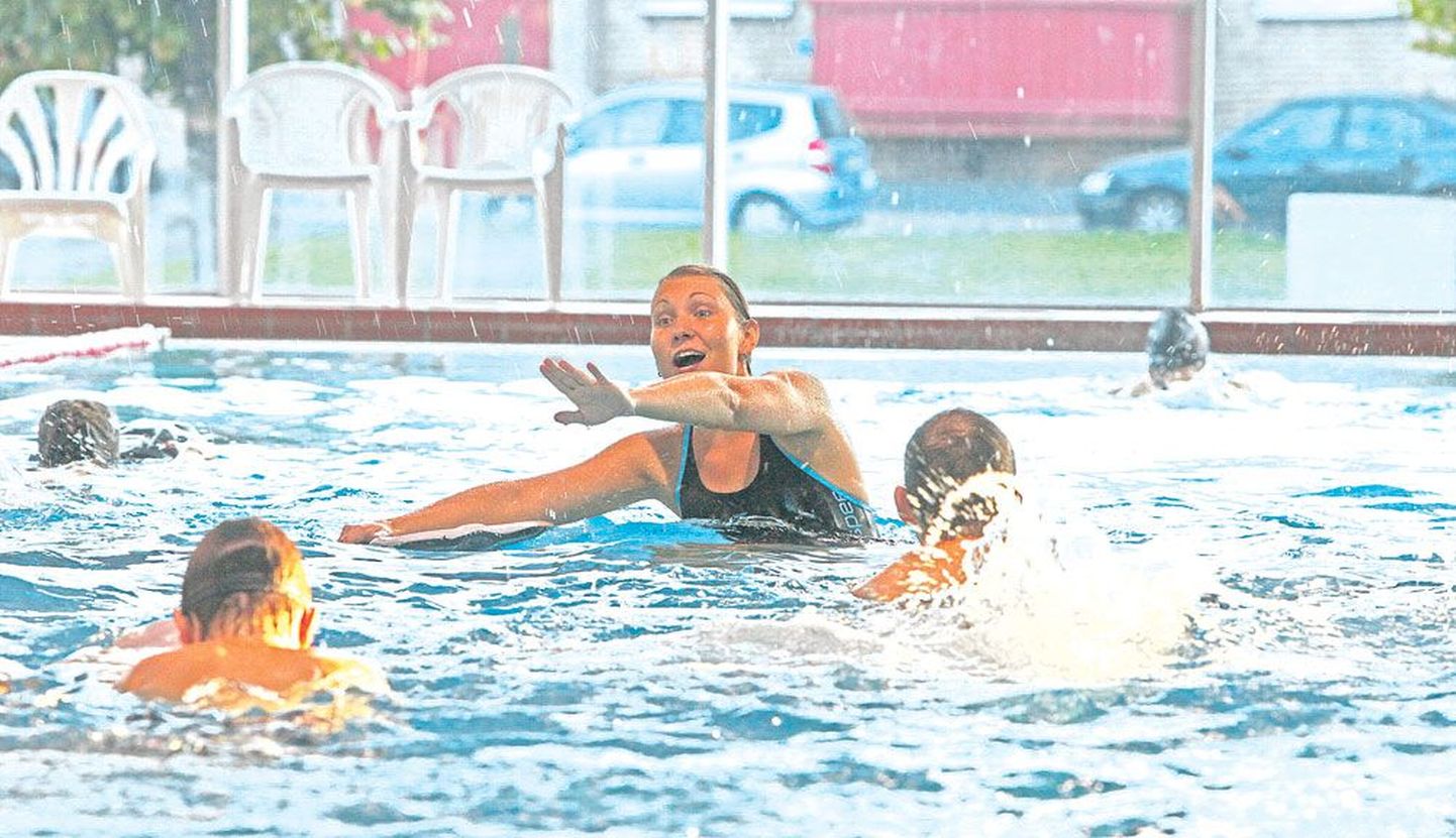 Teist aastat Auras täiskasvanuid ujuma õpetav Triin Rääsk (keskel) on pidanud tunnis juhendama ka kolmes keeles korraga, sest kursustele satub tihti välismaalasi.