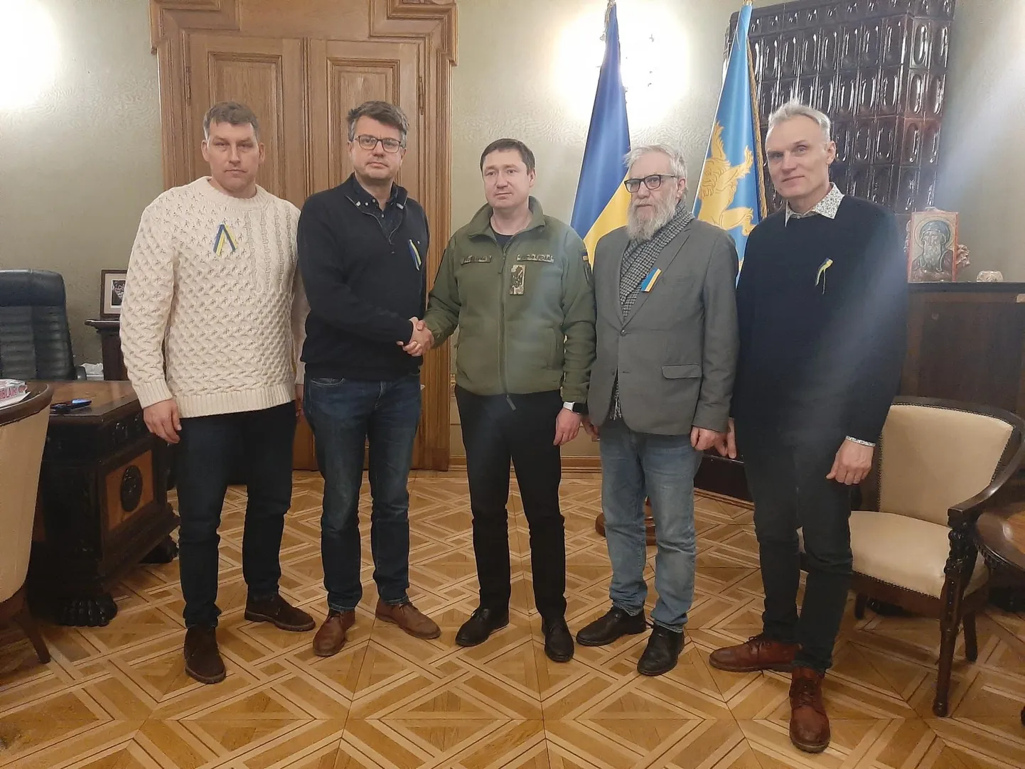 Riigikogu Isamaa fraktsiooni liikmed (vasakult) Andres Metsoja, Urmas Reinsalu, Mihhail Lotman, Heiki Hepner kohtusid Lvivi oblasti kuberneri Maksim Kozõtskõiga (keskel).Vestlusest jäi kõlama, et ukrainlased ootavad oma riigi õhuruumi puhastamist.