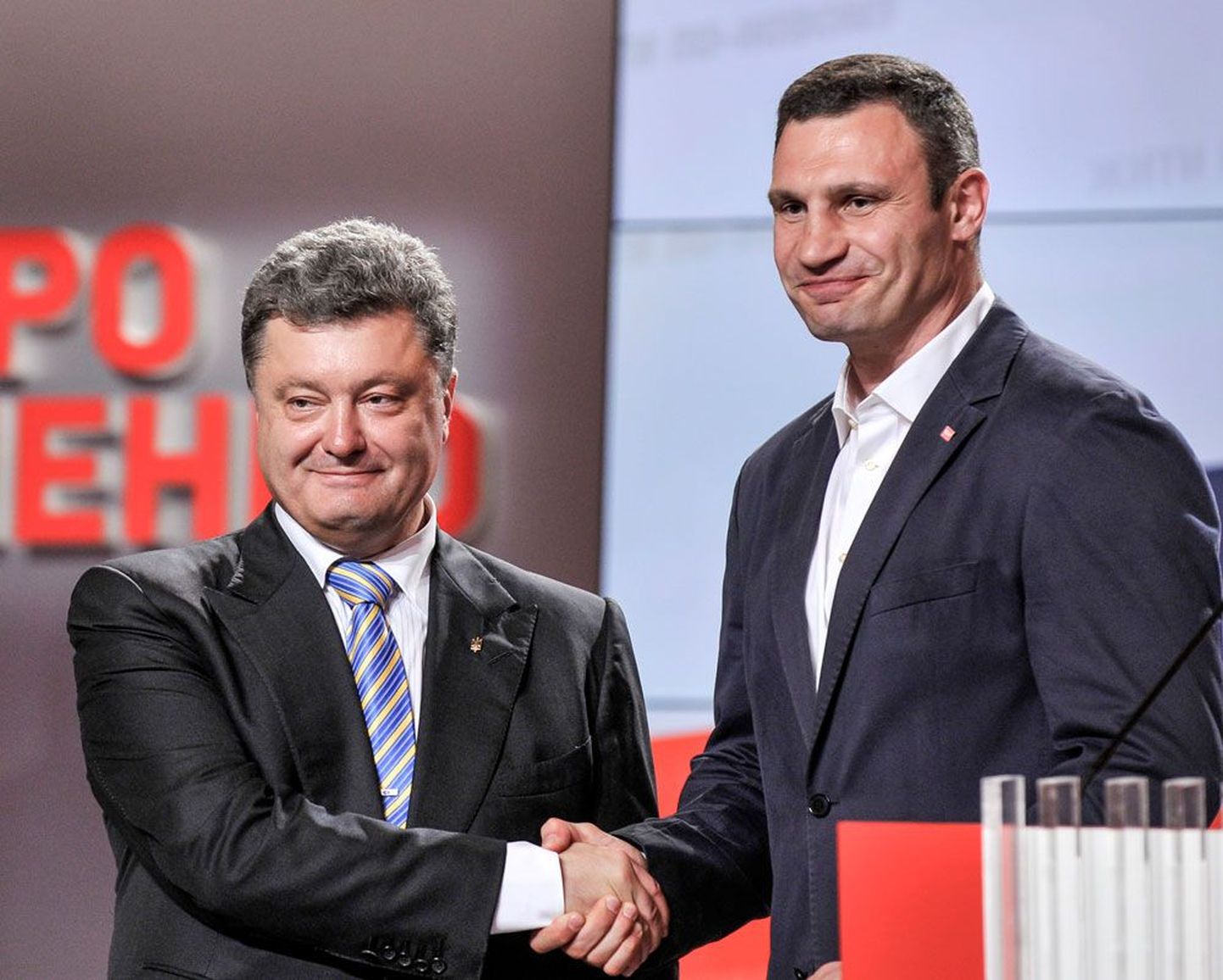 Ukraina presidendi Petro Porošenko Bloki esinumbrina kandideerib Kiievi linnapea Vitali Klitško (paremal), kes tõenäoliselt oma ametit ei jäta.
